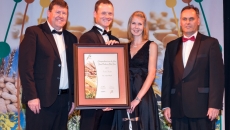 Grain SA celebrated the cream of the country’s grain producing crop during a prestigious gala awards evening, held at The Theatre on the Track in Midrand on Friday, 13 October 2017