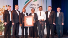 Grain SA celebrated the cream of the country’s grain producing crop during a prestigious gala awards evening, held at The Theatre on the Track in Midrand on Friday, 13 October 2017